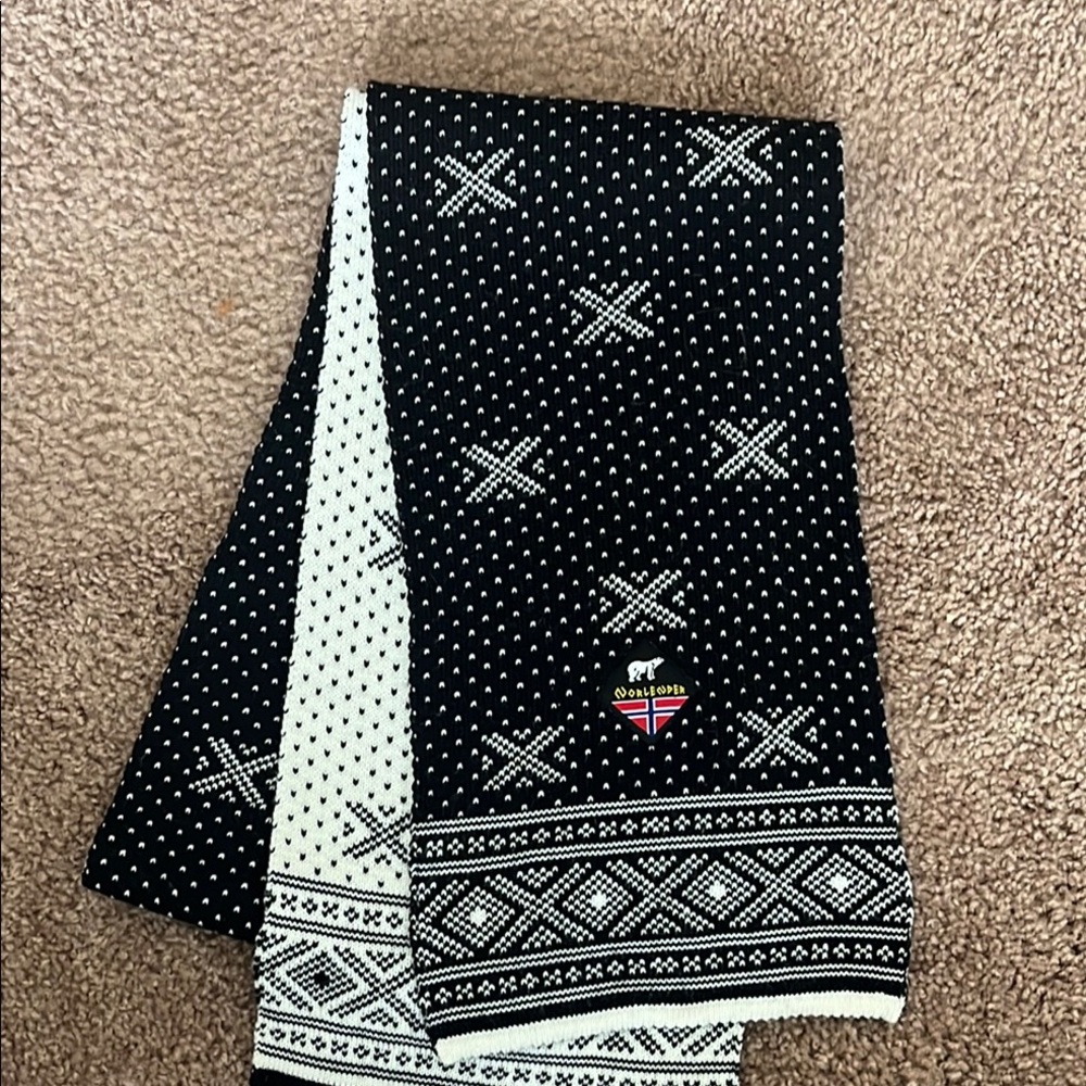 Norlender's best scarf ever-black & white, soft merino wool, sold out on website